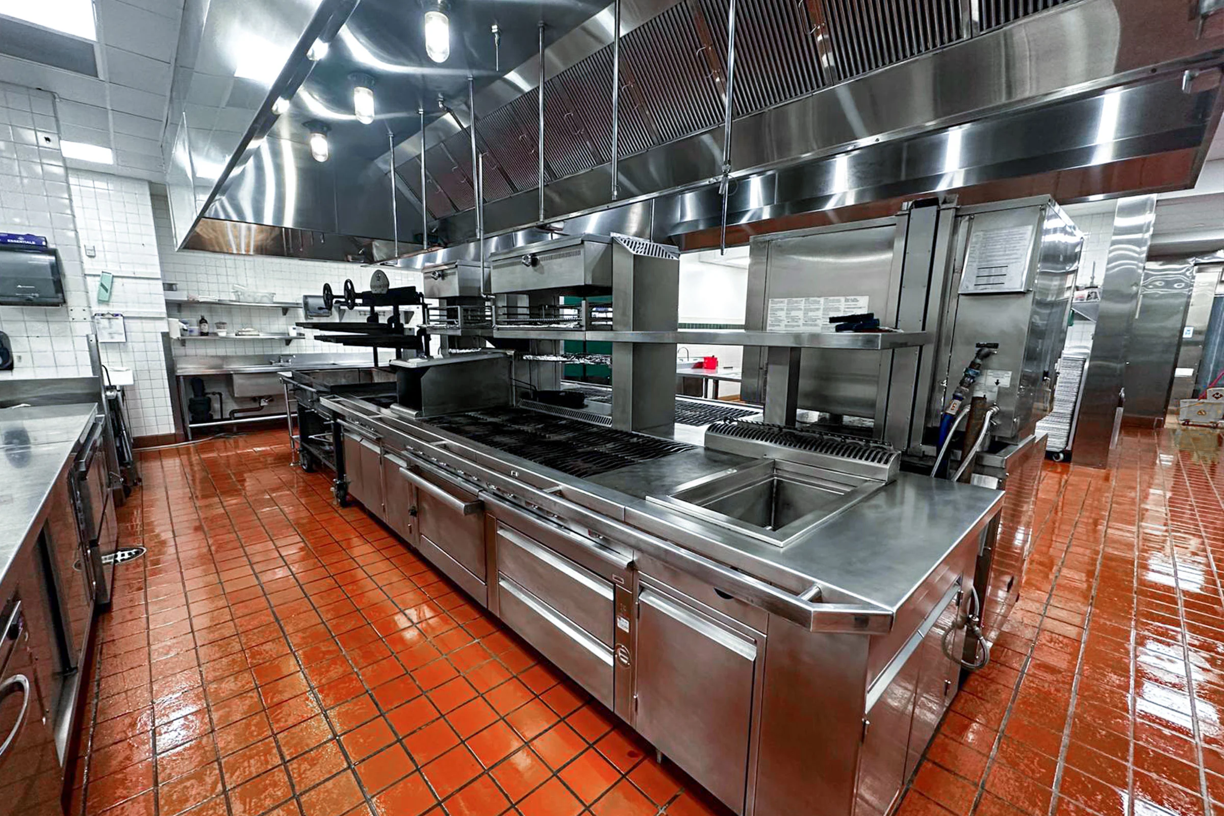 Commercial kitchen cleaning in a restaurant